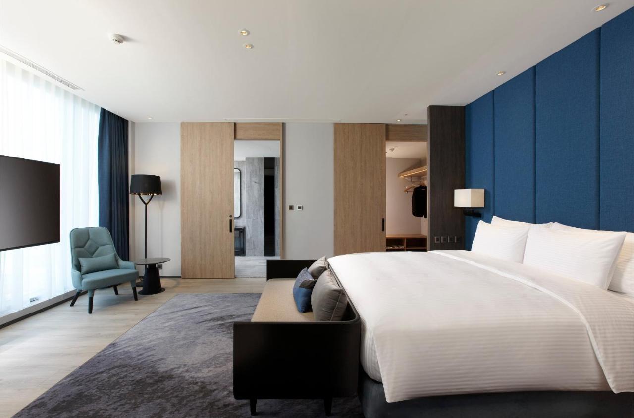 Cozzi Blu Hotel Zhongli Exterior foto A bedroom at the hotel
